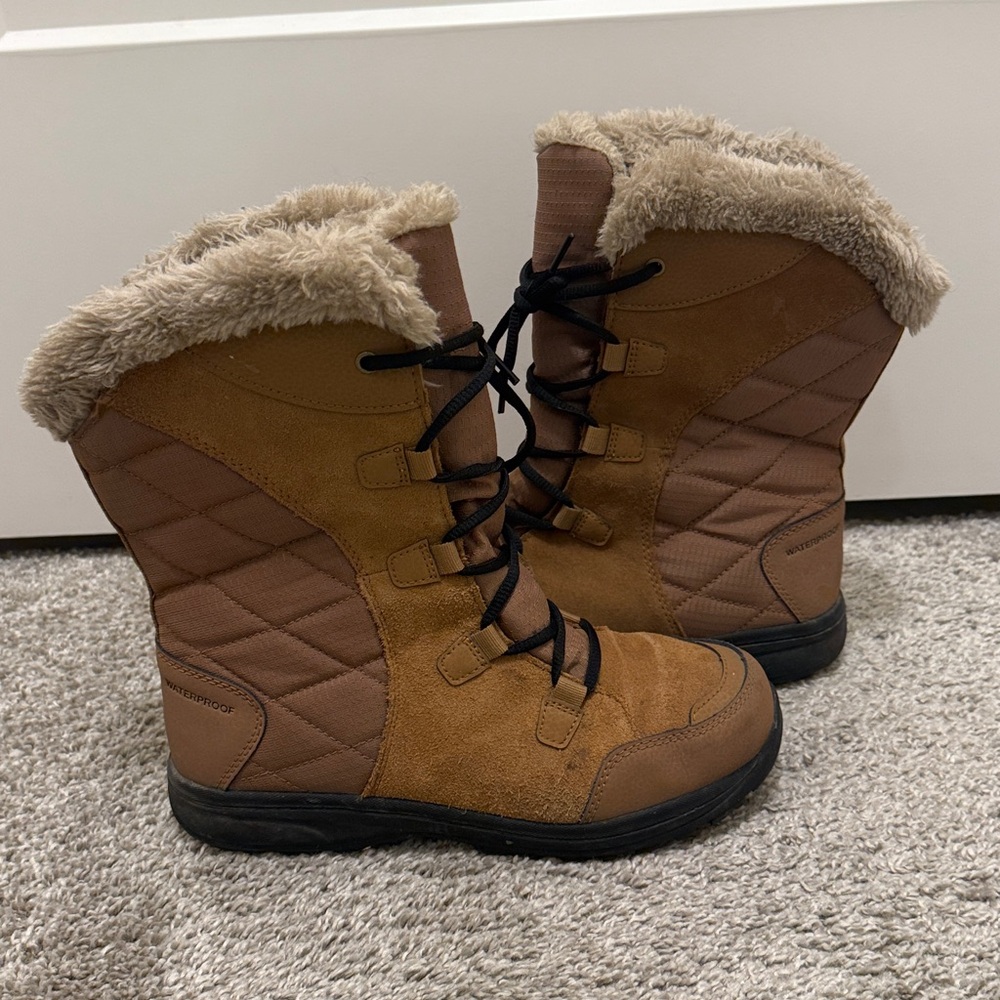 Columbia Tan and Cream Faux Fur Lined Boots